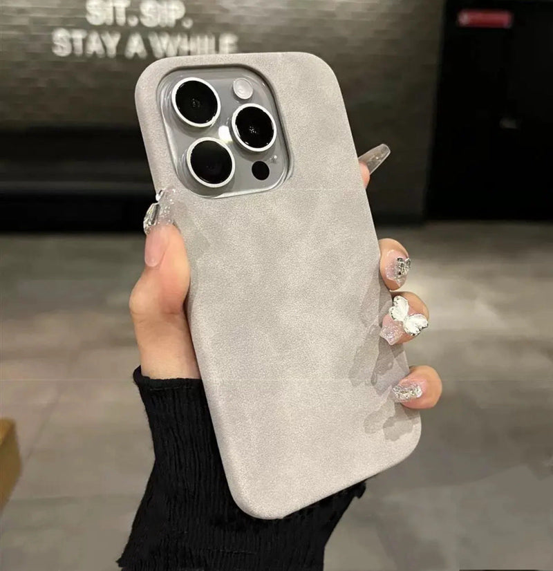 Case iPhone em camurça e design minimalista