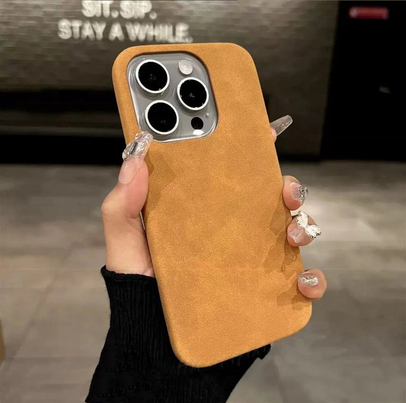Case iPhone em camurça e design minimalista