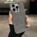 Case iPhone em camurça e design minimalista