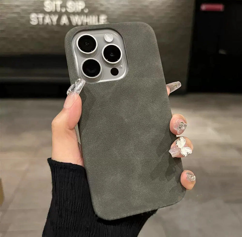 Case iPhone em camurça e design minimalista