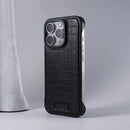 Case iPhone em Couro com acabamento em Metal Reforçado