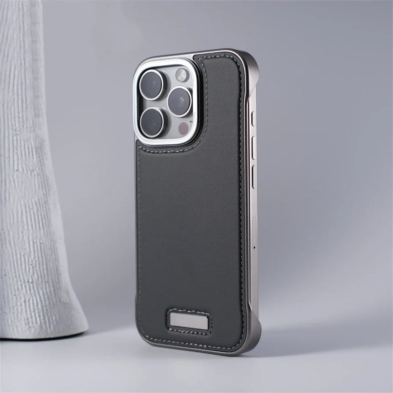 Case iPhone em Couro com acabamento em Metal Reforçado
