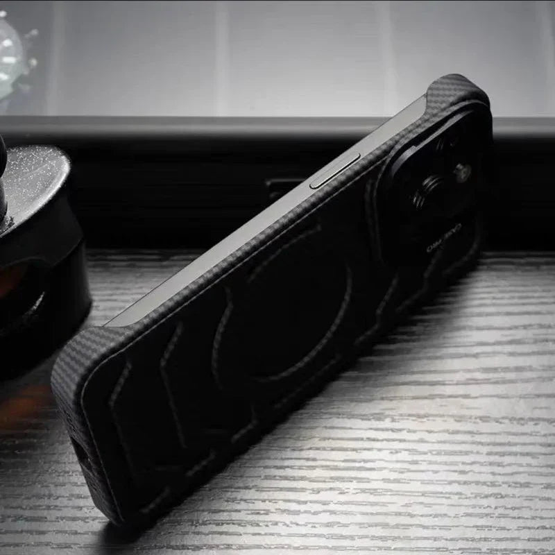 Case iPhone em carbono com dissipação de calor e MagSafe