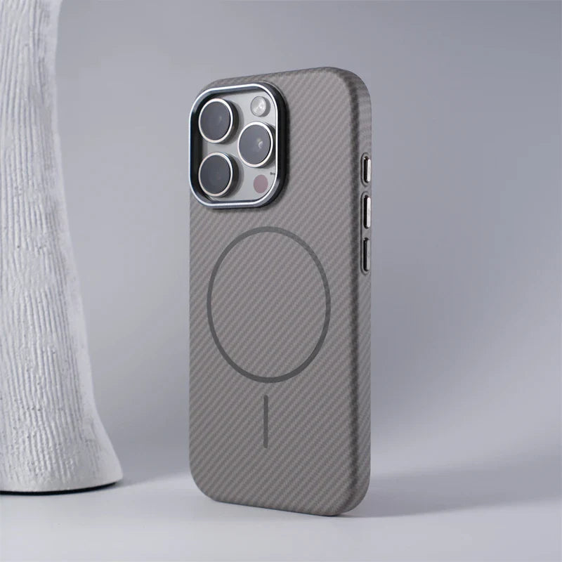 Case iPhone em Fibra de Carbono Texturada e Carregamento MagSafe