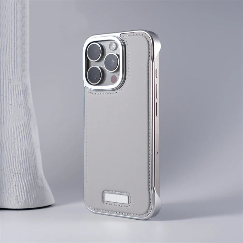 Case iPhone em Couro com acabamento em Metal Reforçado