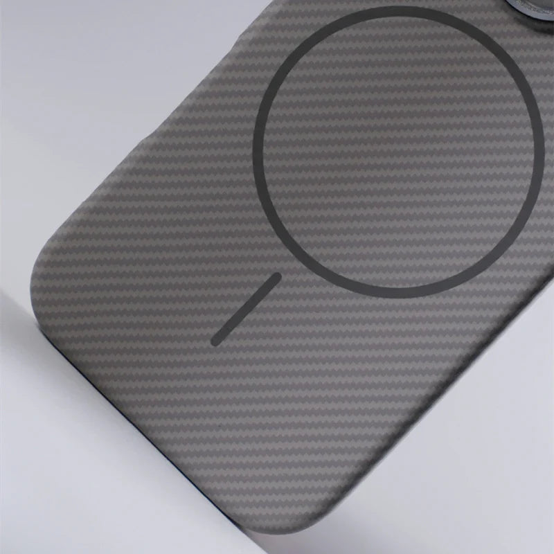Case iPhone em Fibra de Carbono Texturada e Carregamento MagSafe