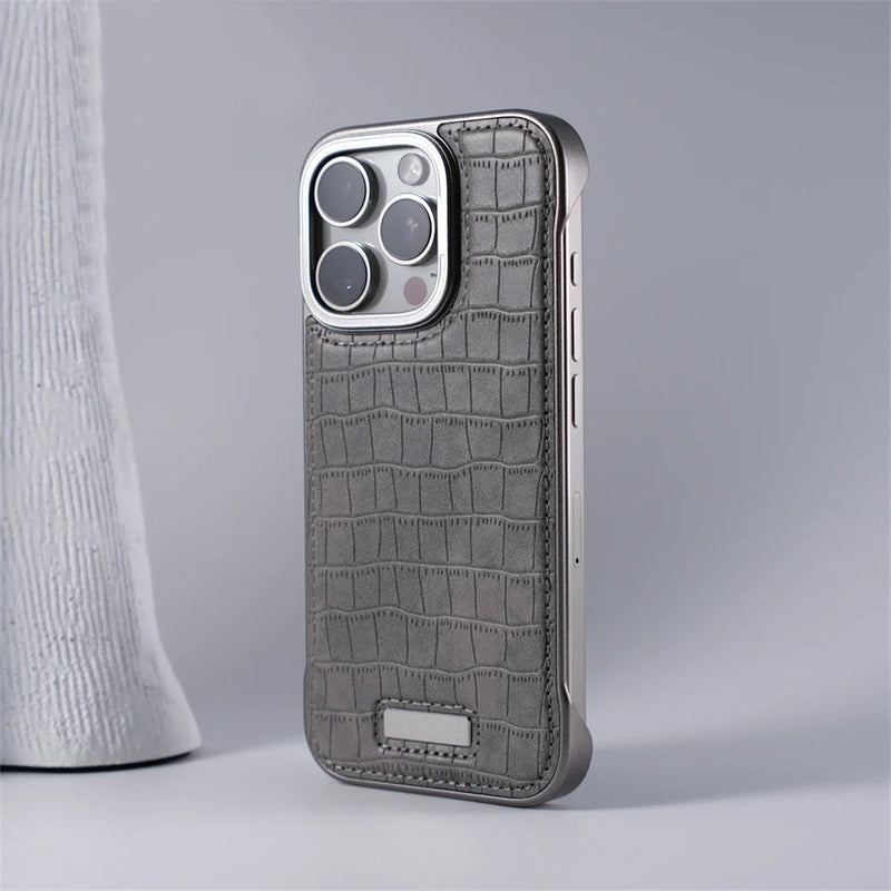 Case iPhone em Couro com acabamento em Metal Reforçado