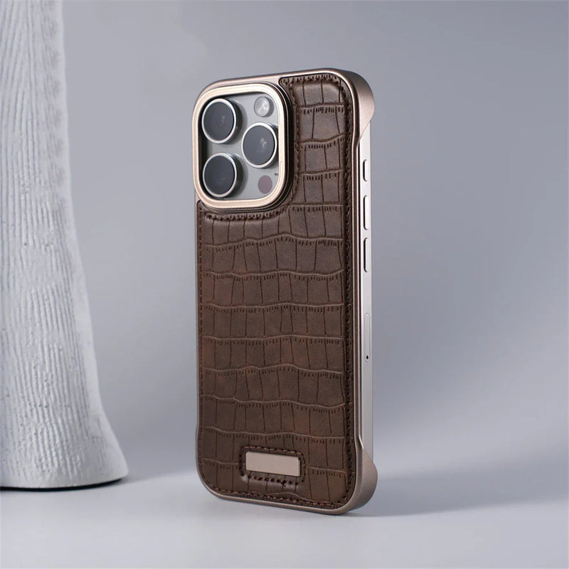Case iPhone em Couro com acabamento em Metal Reforçado