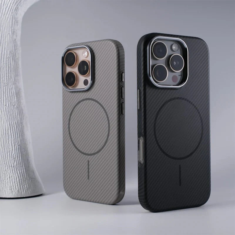 Case iPhone em Fibra de Carbono Texturada e Carregamento MagSafe