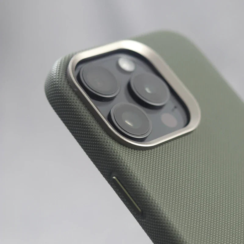 Case iPhone de Couro em Alto Relevo e Carregamento MagSafe