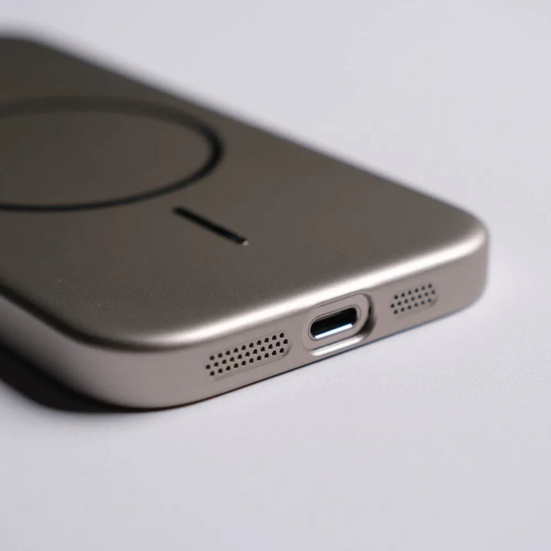 Case Minimalista para iPhone Fosca com Carregamento MagSafe