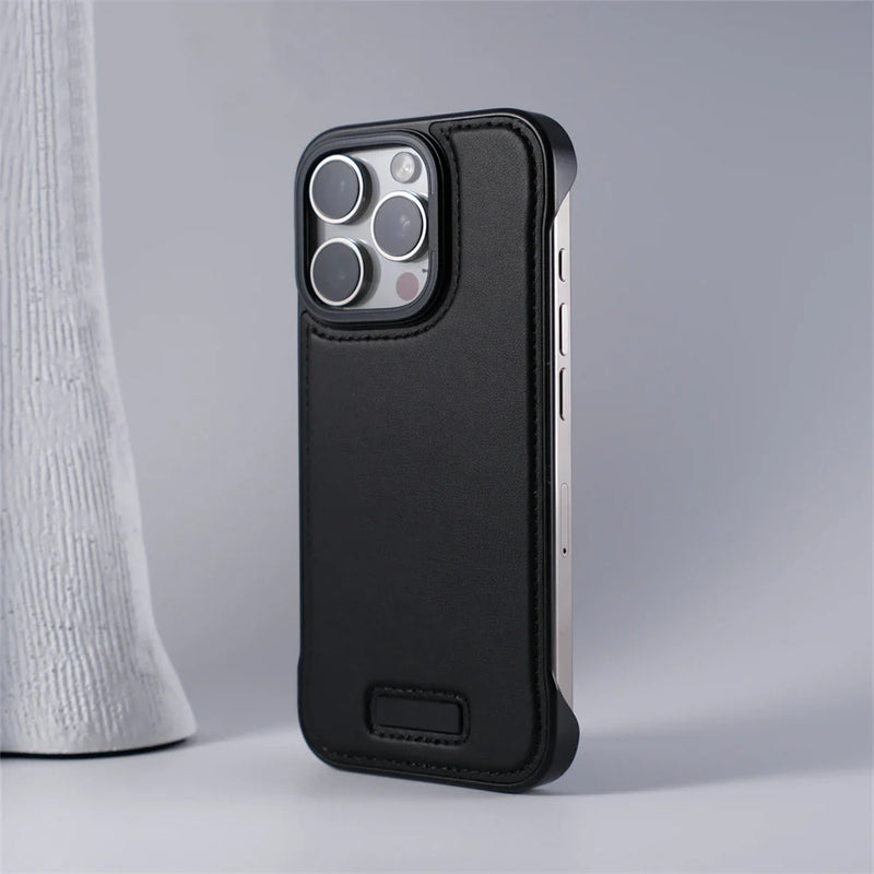 Case iPhone em Couro com acabamento em Metal Reforçado