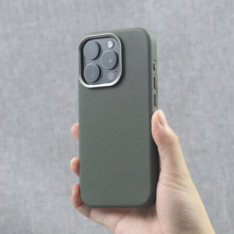 Case iPhone de Couro em Alto Relevo e Carregamento MagSafe