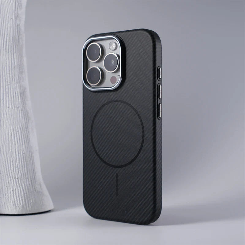 Case iPhone em Fibra de Carbono Texturada e Carregamento MagSafe