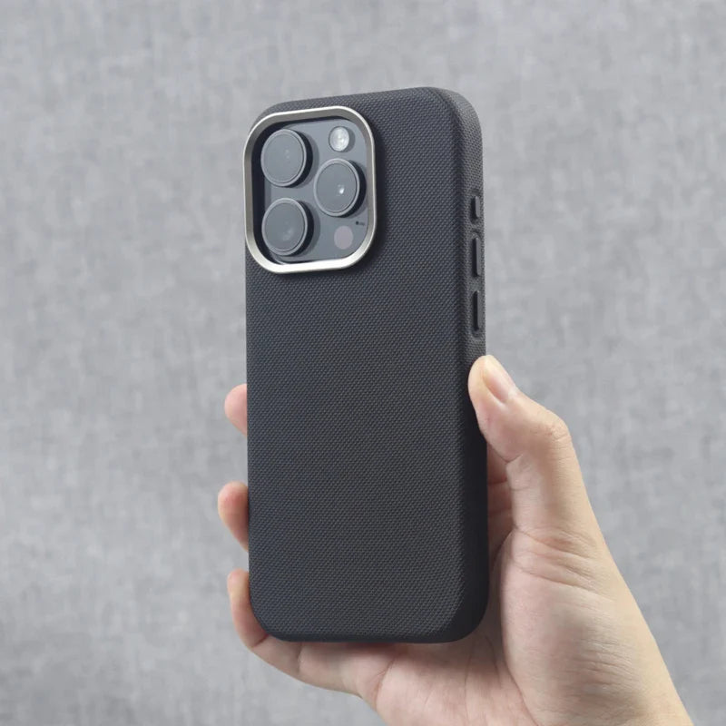 Case iPhone de Couro em Alto Relevo e Carregamento MagSafe