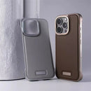 Case iPhone em Couro com acabamento em Metal Reforçado