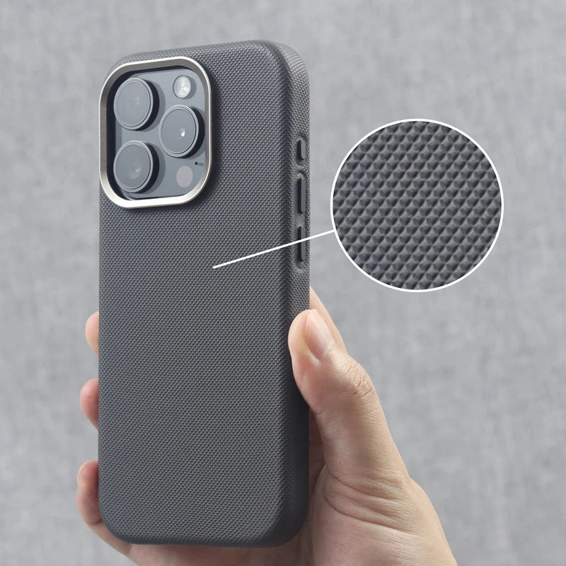 Case iPhone de Couro em Alto Relevo e Carregamento MagSafe