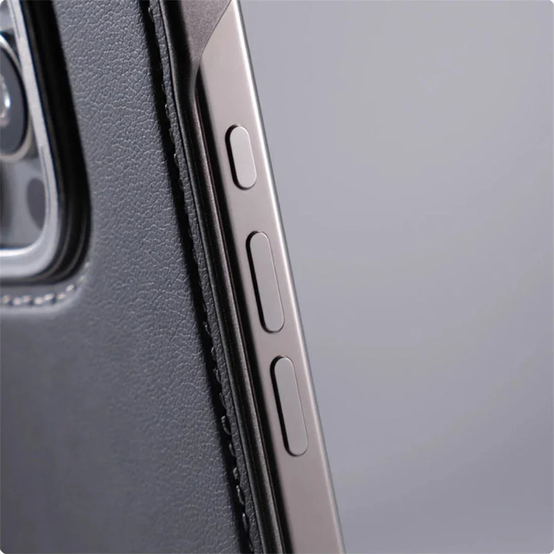 Case iPhone em Couro com acabamento em Metal Reforçado